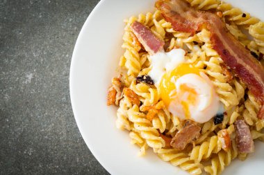 Carbonara fusilli makarna baharatlı pastırma - İtalyan yemeği tarzı.