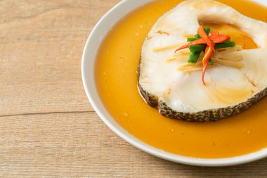 Soya soslu haşlanmış morina balığı ya da buğulanmış kar balığı ya da soya soslu Şili Bası.