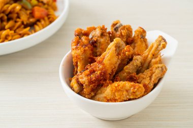 Beyaz kasede kızarmış tavuk kanadı.