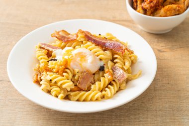 Carbonara fusilli makarna baharatlı pastırma - İtalyan yemeği tarzı.