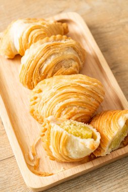 Körili puf böreği. Tahta tabakta doldurulmuş fasulye.