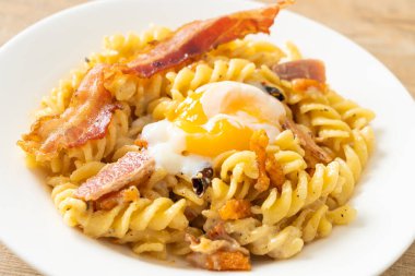 Carbonara fusilli makarna baharatlı pastırma - İtalyan yemeği tarzı.