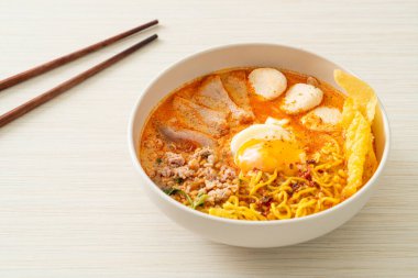 Baharatlı çorbada köfte ve domuz etli erişte mi yoksa Asya usulü Tom Yum Erişte mi?