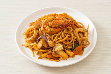 Karıştırılmış Tom Yum deniz ürünleri kurutulmuş spagetti - Füzyon gıda tarzı