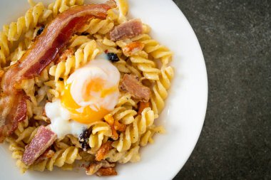 Carbonara fusilli makarna baharatlı pastırma - İtalyan yemeği tarzı.