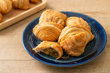 Körili börek, içi doldurulmuş tavuk.