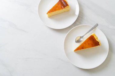 Beyaz tabakta ev yapımı cheesecake.