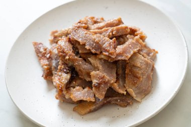 Izgara domuz boynu ya da Tayland baharatlı soslu kömür kaynayan domuz boynu.