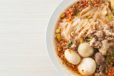 Baharatlı çorbada köfteli erişte mi yoksa Tom Asya usulü erişte mi?