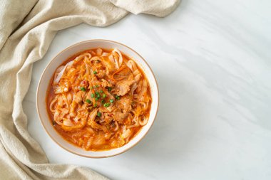 Kore udon eriştesi ve kimchi çorbası, Asya usulü.