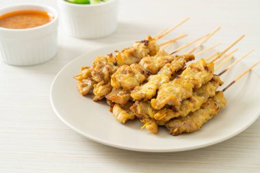 Fıstık soslu domuz eti turşusu salatalık dilimleri ve sirkeli soğan Asya yemeği tarzı.