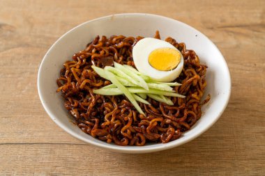 Kore fasulye soslu Anında Erişte salatalık ve haşlanmış yumurta (Jajangmyeon veya Jjajangmyeon) - Kore yemek tarzı