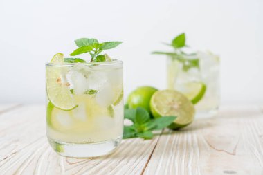 Naneli buzlu limonlu soda, ferahlatıcı içecek.