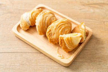 Körili puf böreği. Tahta tabakta doldurulmuş fasulye.