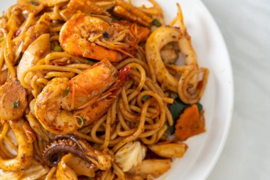 Karıştırılmış Tom Yum deniz ürünleri kurutulmuş spagetti - Füzyon gıda tarzı