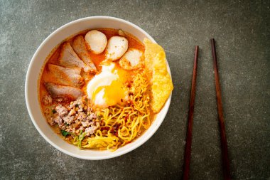 Baharatlı çorbada köfte ve domuz etli erişte mi yoksa Asya usulü Tom Yum Erişte mi?