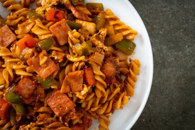 Jambon ve domates soslu kızarmış fusilli makarna.