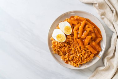 Baharatlı Kore soslu Ramen veya Kore hazır eriştesi ve Tteokbokki - Kore yemeği tarzı