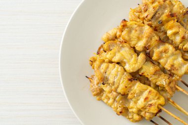 Fıstık soslu domuz eti turşusu salatalık dilimleri ve sirkeli soğan Asya yemeği tarzı.