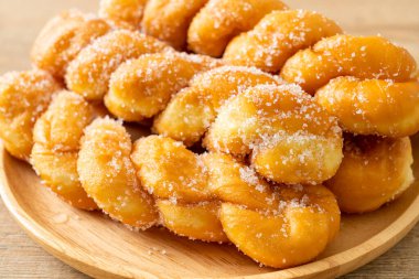 Tahta tabakta, sarmal şekilli şekerli çörek.