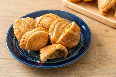 Körili börek, içi doldurulmuş tavuk.