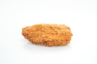 Kızarmış tavuk göğsü bifteği beyaz arka planda izole edilmiş.