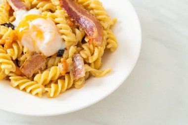 Carbonara fusilli makarna baharatlı pastırma - İtalyan yemeği tarzı.
