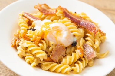 Carbonara fusilli makarna baharatlı pastırma - İtalyan yemeği tarzı.