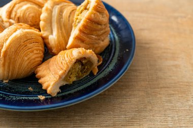 Körili börek, içi doldurulmuş tavuk.