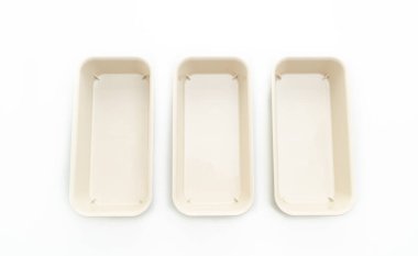 Beyaz arkaplanda plastik tepsi veya plastik kutu izole