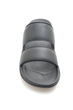 Beyaz arka planda siyah deri sandaletler.