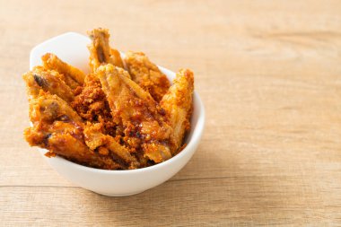 Beyaz kasede kızarmış tavuk kanadı.