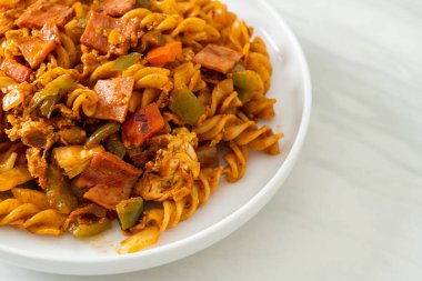 Jambon ve domates soslu kızarmış fusilli makarna.