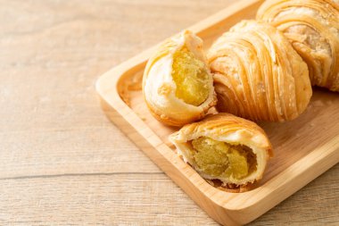 Körili puf böreği. Tahta tabakta doldurulmuş fasulye.