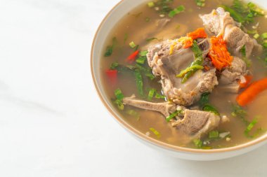 Baharatlı Doğranmış Domuz Kemiği Çorbası veya Baharatlı Leng Çorbası - Asya usulü