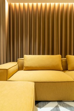 Oturma odasında boş altın hardal kanepesi