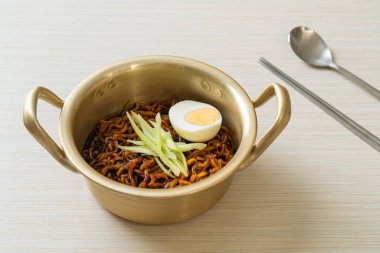 Kore fasulye soslu Anında Erişte salatalık ve haşlanmış yumurta (Jajangmyeon veya Jjajangmyeon) - Kore yemek tarzı