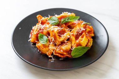 Domates soslu İtalyan tortellini makarnası - İtalyan yemeği tarzı.