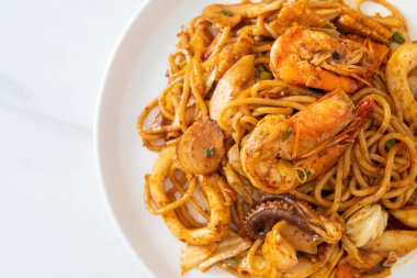 Karıştırılmış Tom Yum deniz ürünleri kurutulmuş spagetti - Füzyon gıda tarzı