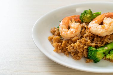 Brokoli ve karidesli kızarmış pirinç.