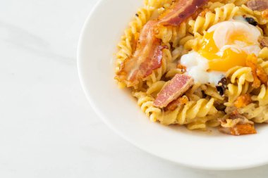 Carbonara fusilli makarna baharatlı pastırma - İtalyan yemeği tarzı.