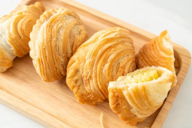 Körili puf böreği. Tahta tabakta doldurulmuş fasulye.