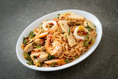 Anında baharatlı erişte salatası ve karışık et. Asya yemeği tarzı.