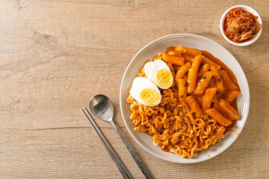 Baharatlı Kore soslu Ramen veya Kore hazır eriştesi ve Tteokbokki - Kore yemeği tarzı