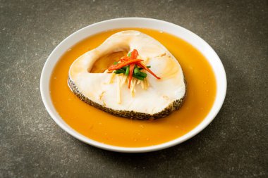 Soya soslu haşlanmış morina balığı ya da buğulanmış kar balığı ya da soya soslu Şili Bası.