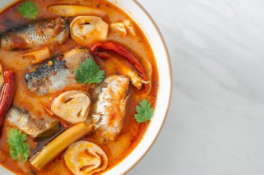 Tom Yum baharatlı çorbada uskumru konservesi - Asya usulü