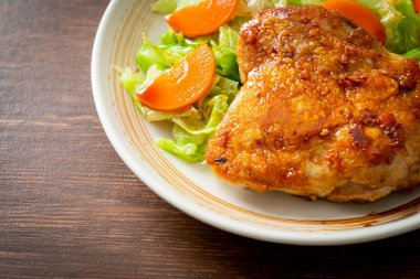 Teppanyaki teriyaki lahana ve havuçlu tavuk bifteği.