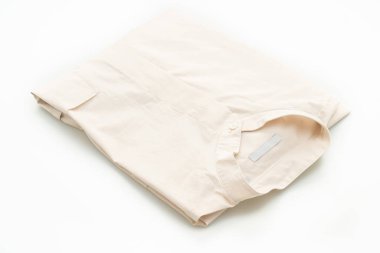 bej gömlek katlaması beyaz arkaplanda izole edildi