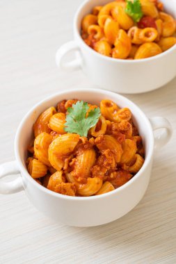 Domates soslu makarna ve kıymalı domuz eti, Amerikan usulü pirzola, Amerikan usulü gulaş.