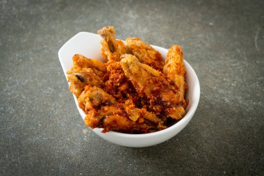 Beyaz kasede kızarmış tavuk kanadı.